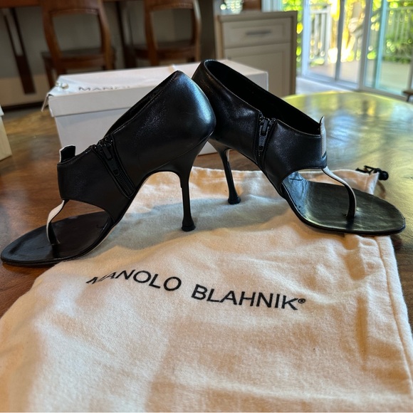Manolo Blahnik Black Open-Toe Heels with White Leather Strip. Size 35.5 - Picture 7 of 10